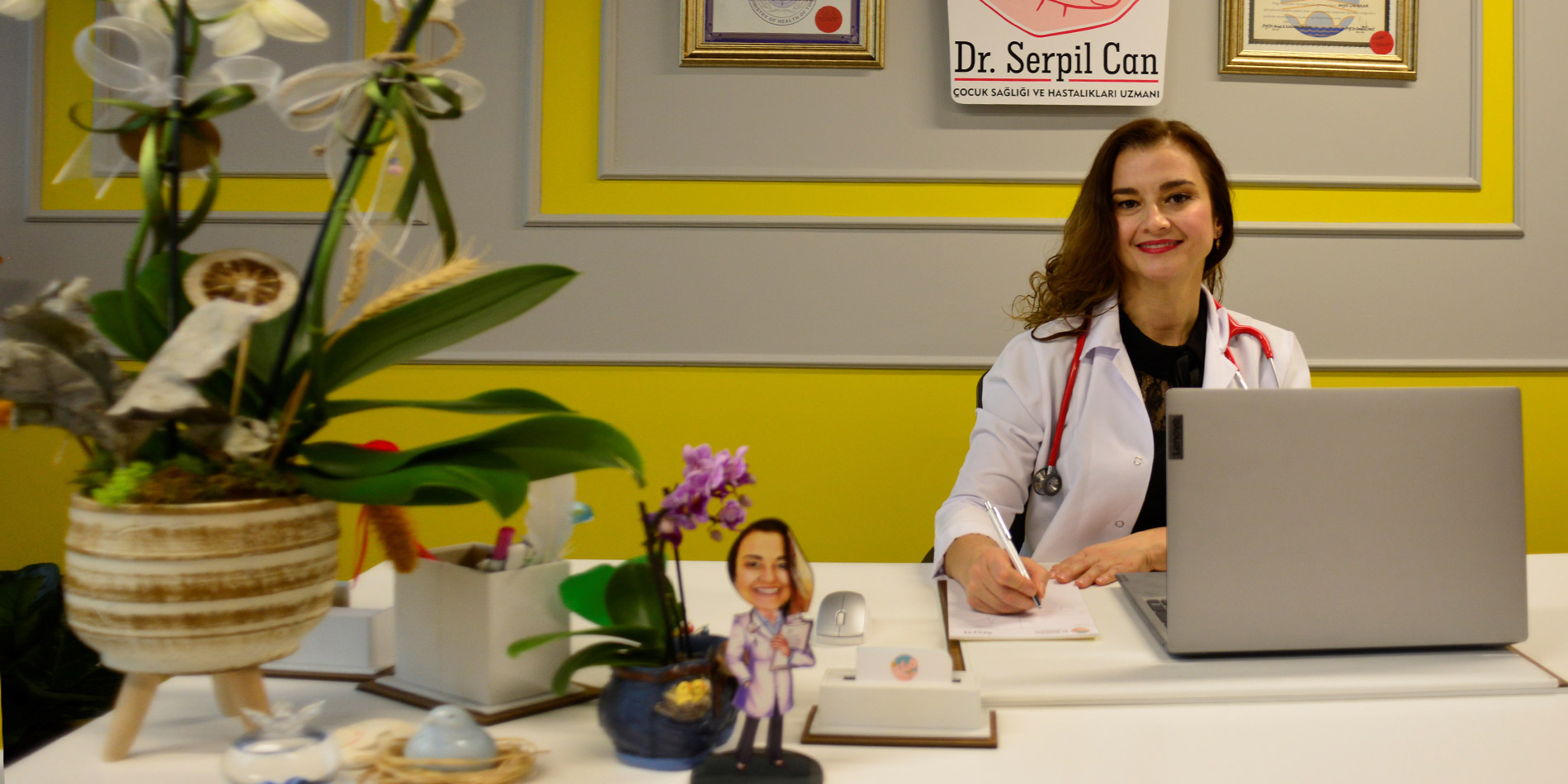 Dr. Serpil Can — Can Pediatri muayenehanesinde