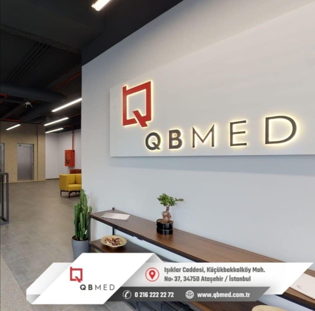 QBMED Plaza ışıklı logo duvarı ve giriş holü