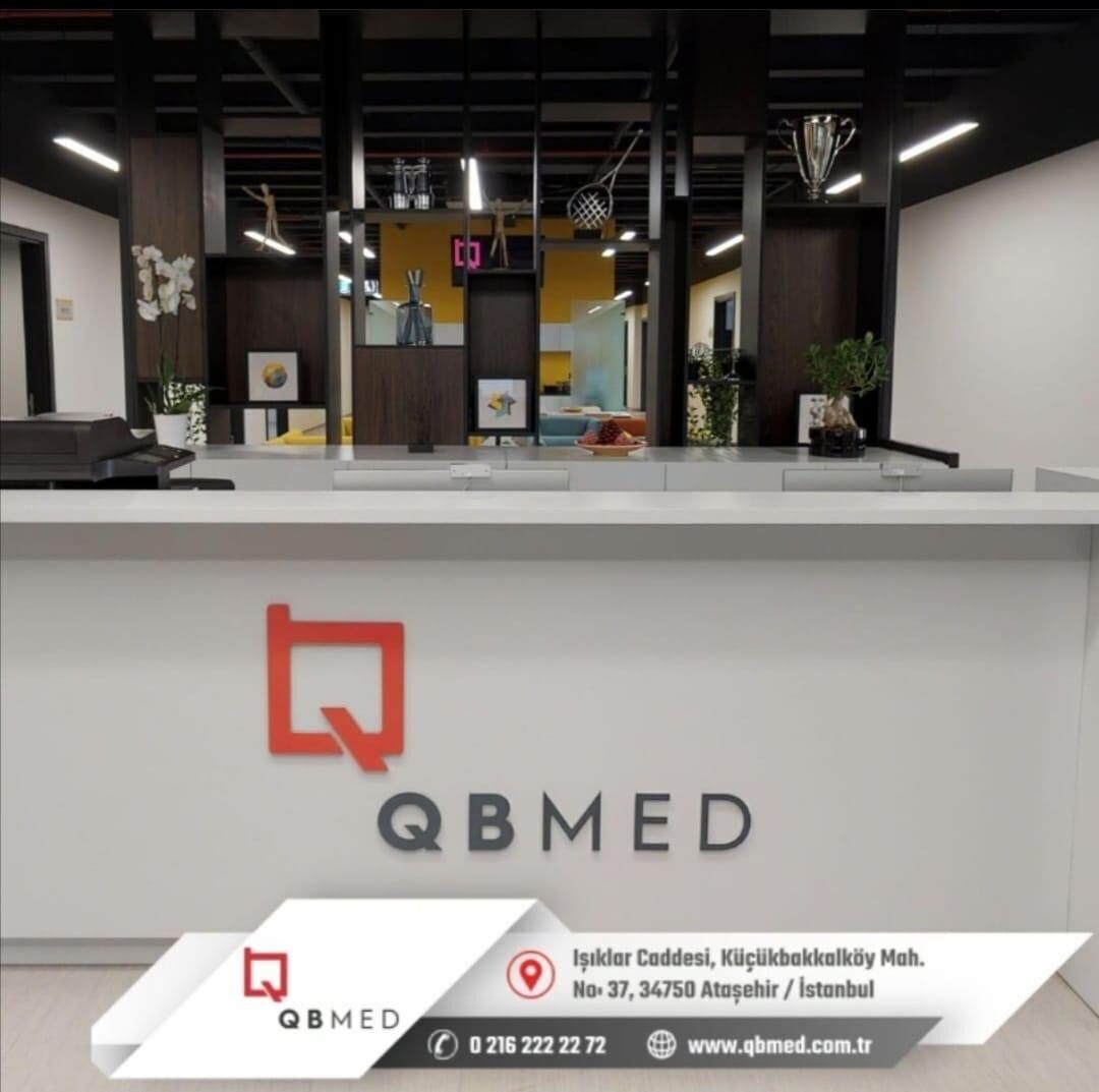 QBMED Plaza resepsiyon bankosu