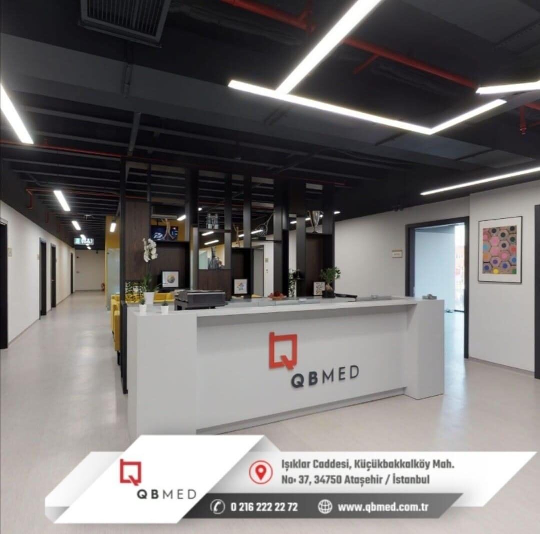 QBMED Plaza resepsiyon ve muayene koridoru
